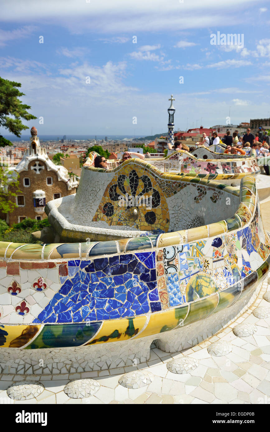 Mosaico banco di serpente, Parco Guell, architetto Antoni Gaudi, Sito Patrimonio Mondiale dell'Unesco Parco Guell, Catalano architettura modernista, Art Nouveau, Barcellona, in Catalogna, Spagna Foto Stock