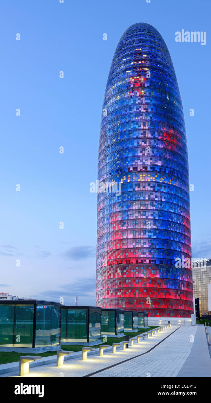 Grattacielo Torre Agbar, illuminata di notte, architetto Jean Nouvel, Barcellona, in Catalogna, Spagna Foto Stock