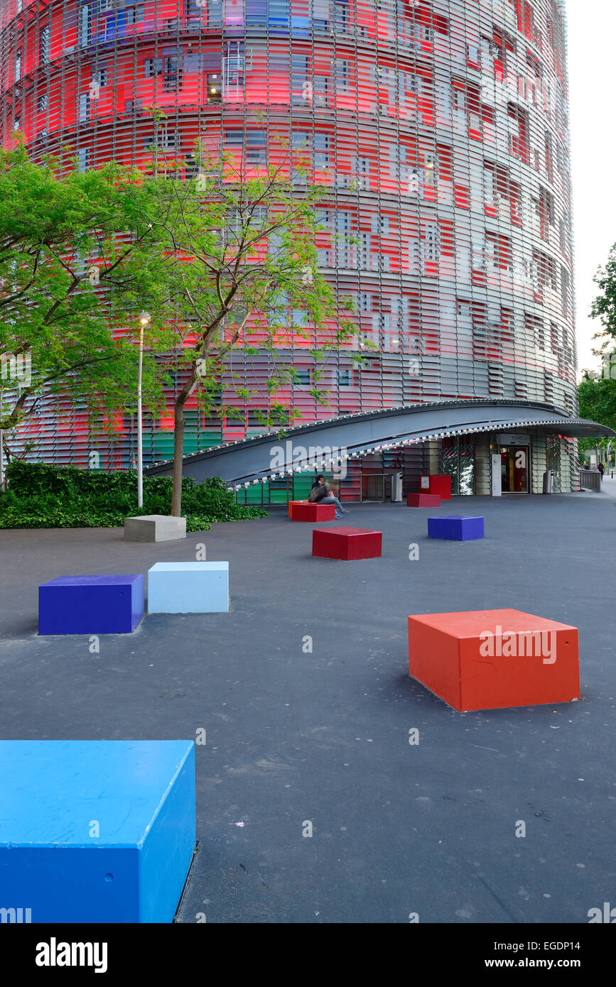 Cubo posti nella parte anteriore della Torre Agbar, architetto Jean Nouvel, Barcellona, in Catalogna, Spagna Foto Stock