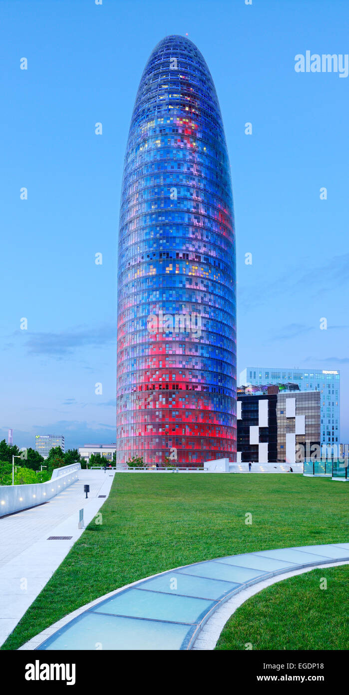 Grattacielo Torre Agbar, illuminato, architetto Jean Nouvel, Barcellona, in Catalogna, Spagna Foto Stock