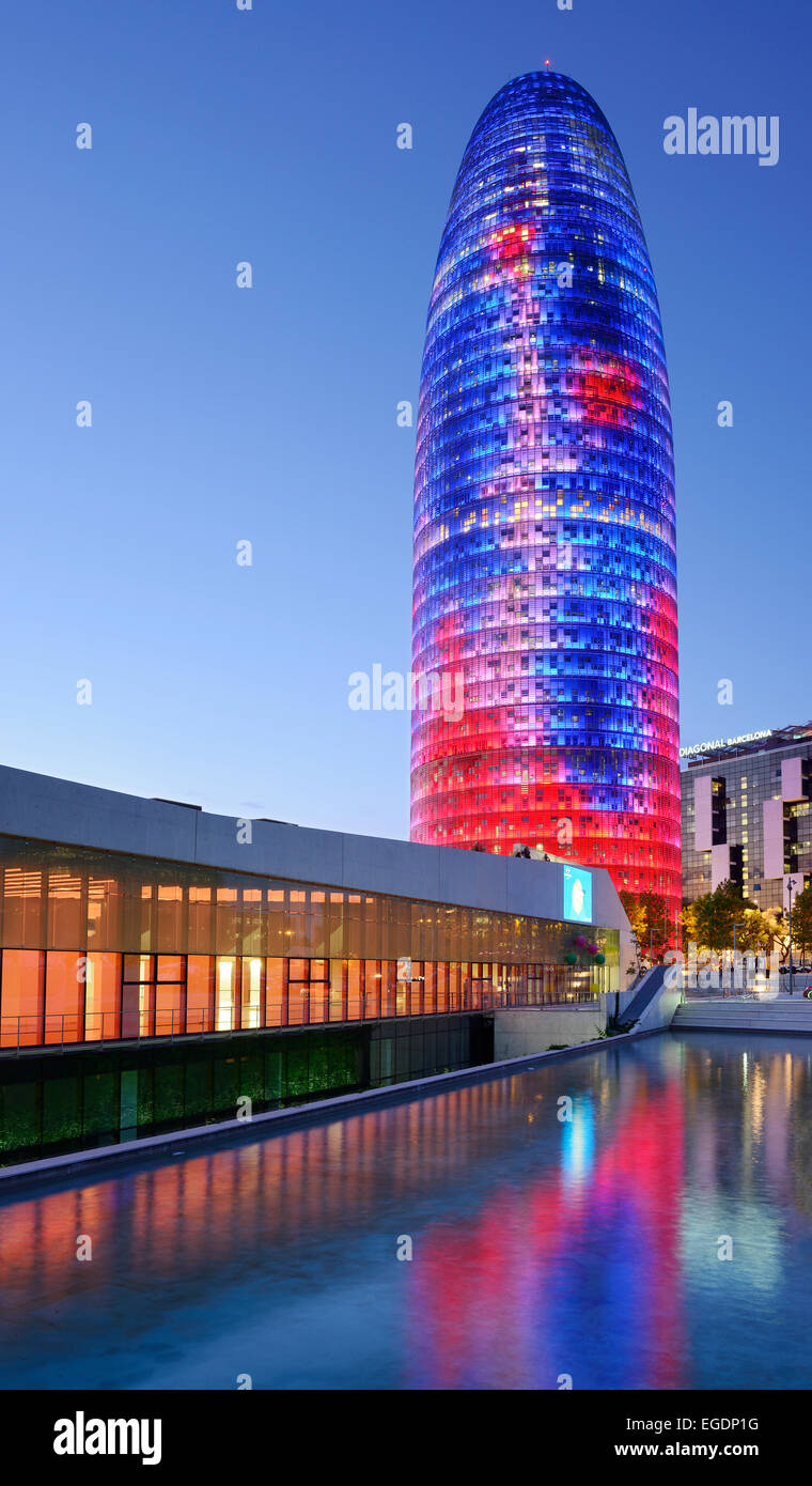 Disseny Hub Barcelona ed il grattacielo Torre Agbar, illuminato di sera, architetto Jean Nouvel, Barcellona, in Catalogna, Spagna Foto Stock