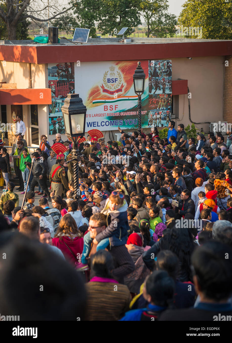 Il Attari-Wagah Border-Cerimonia di chiusura su Indian Pakistan confine vicino Amritsar Punjab, India Foto Stock