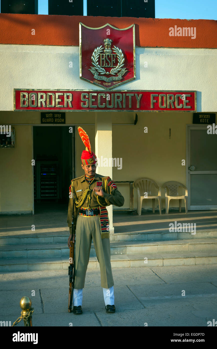 Un funzionario della BSF (Confine di forza di sicurezza) sul Attari-Wagah valico di frontiera nei pressi di Amritsar Punjab, India Foto Stock