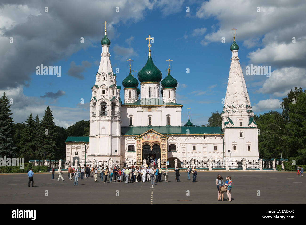 Gruppi in gita turistica di fronte alla chiesa di Sant'Elia, il profeta, Yaroslavl, Russia, Europa Foto Stock