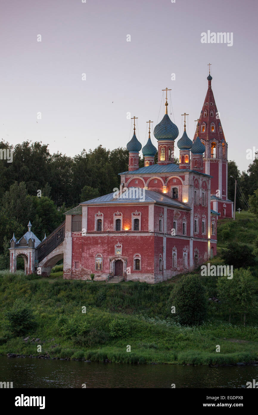Kazan Chiesa della Trasfigurazione accanto al fiume Volga al tramonto, Tutayev, nei pressi di Yaroslavl, Russia, Europa Foto Stock