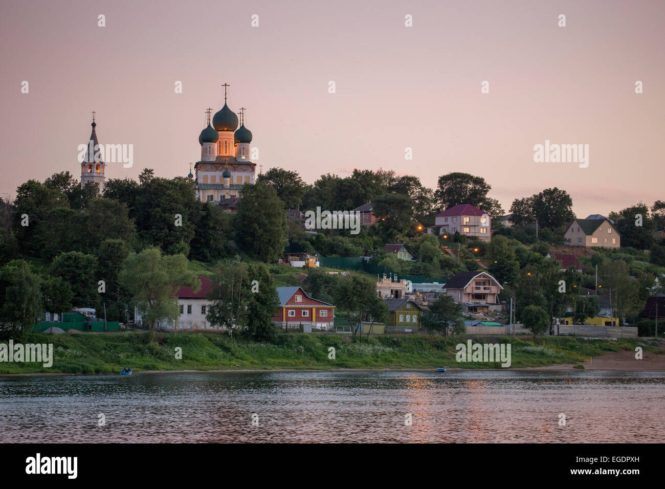 Cattedrale di risurrezione a fianco del fiume Volga al tramonto, Tutayev, nei pressi di Yaroslavl, Russia, Europa Foto Stock