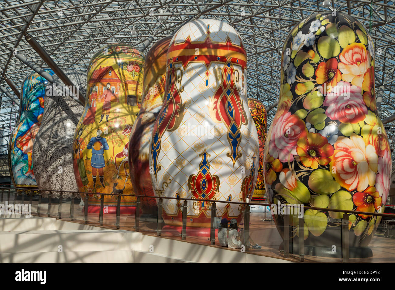 Giant Matryoschka bambole sul display a AFIMALL City complesso per lo shopping nella città di Mosca, Mosca, Russia, Europa Foto Stock