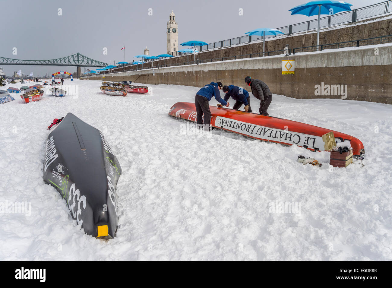 MONTREAL - Febbraio 21, 2015. I membri di un team di lucidatura sono la canoa al Montreal ghiaccio sfida in canoa Foto Stock