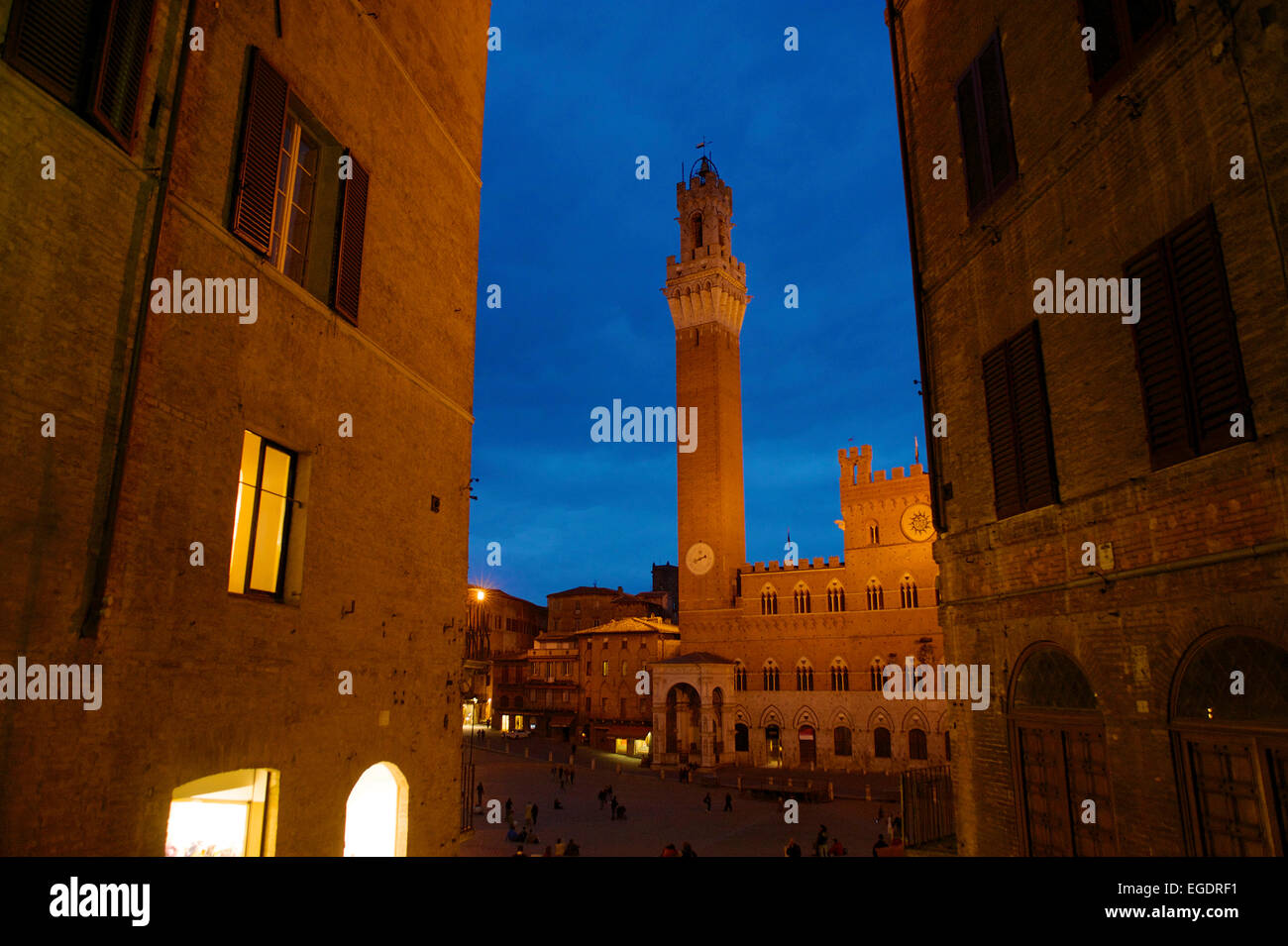 Piazza del Campo con il Palazzo Pubblico di notte, Siena, Toscana, Italia Foto Stock