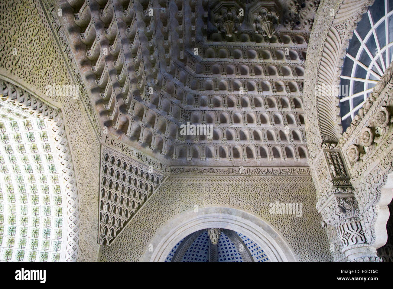 Azulejo piastrelle sulla parete del Triton gateway nel Palacio Nacional da Pena (Pena Palazzo Nazionale), Sintra, Estremadura, Portogallo Foto Stock