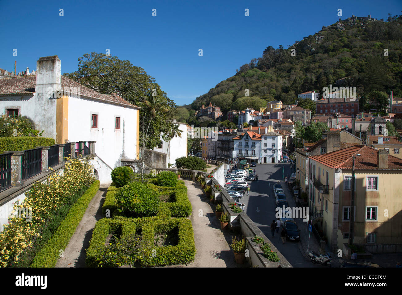 Giardini del Palacio Nacional de Sintra (Sintra National Palace) con vista della città vecchia e Castelo Mouros (castello moresco) sulla collina, Sintra, Estremadura, Portogallo Foto Stock
