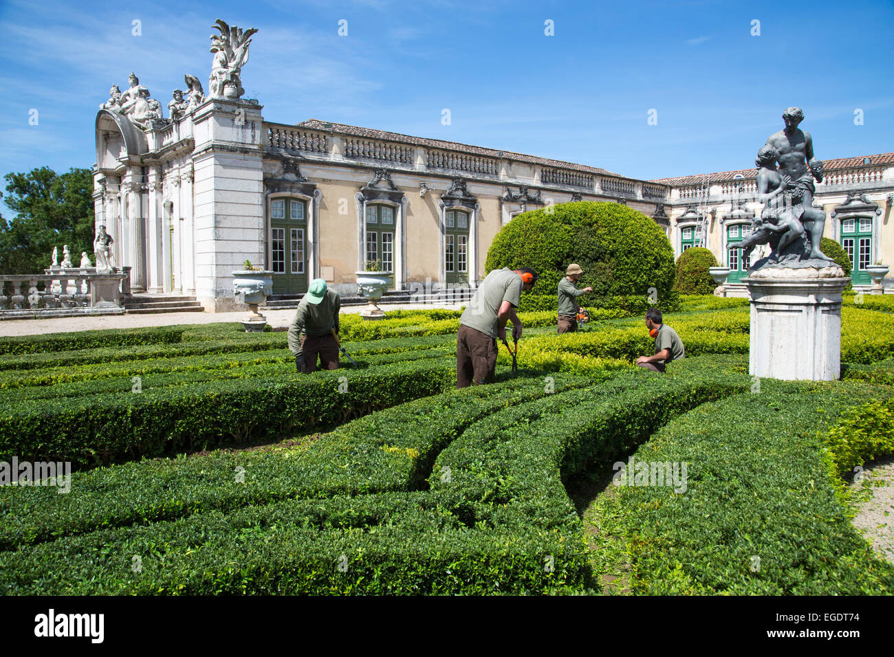 Giardinieri nei giardini del Palacio Nacional de Queluz (Queluz Palazzo Nazionale), Lisbona, Lisboa, Portogallo Foto Stock