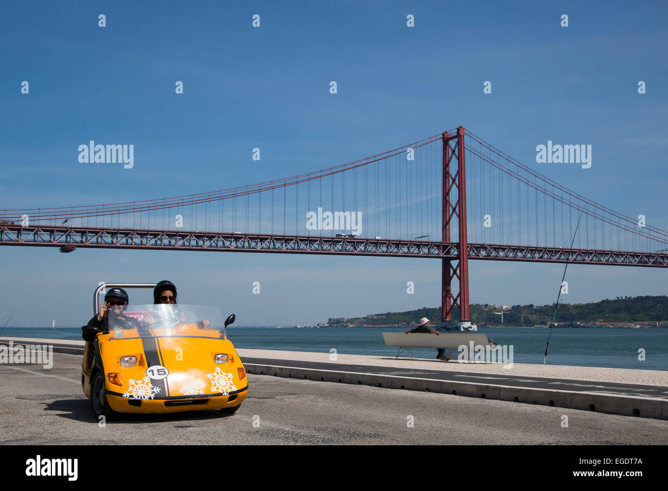 GoCar sul lungomare vicino al Ponte 25 de Abril ponte sul fiume Tago a Lisbona Lisboa Portogallo Foto Stock
