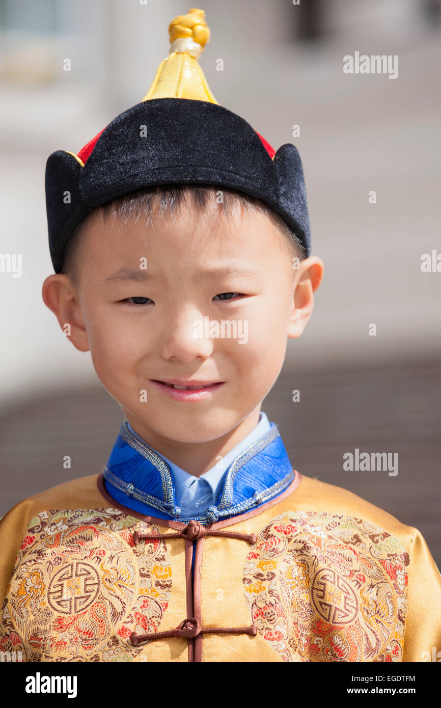 Il mongolo ragazzo indossa Deel in Sukhbaatar Square, Ulaanbaatar, in Mongolia Foto Stock