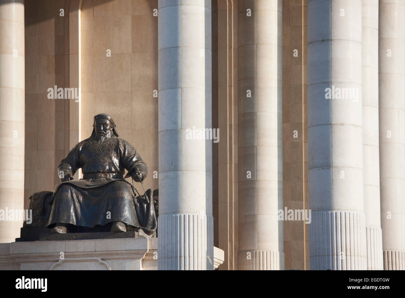 Kublai Khan statua e colonnati della Casa del Parlamento, Sukhbaatar Square, Ulaanbaatar, in Mongolia Foto Stock