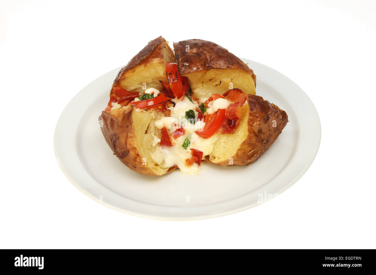 Mozzarella, pancetta, pomodori e basilico patate cotte su una piastra isolata contro bianco Foto Stock