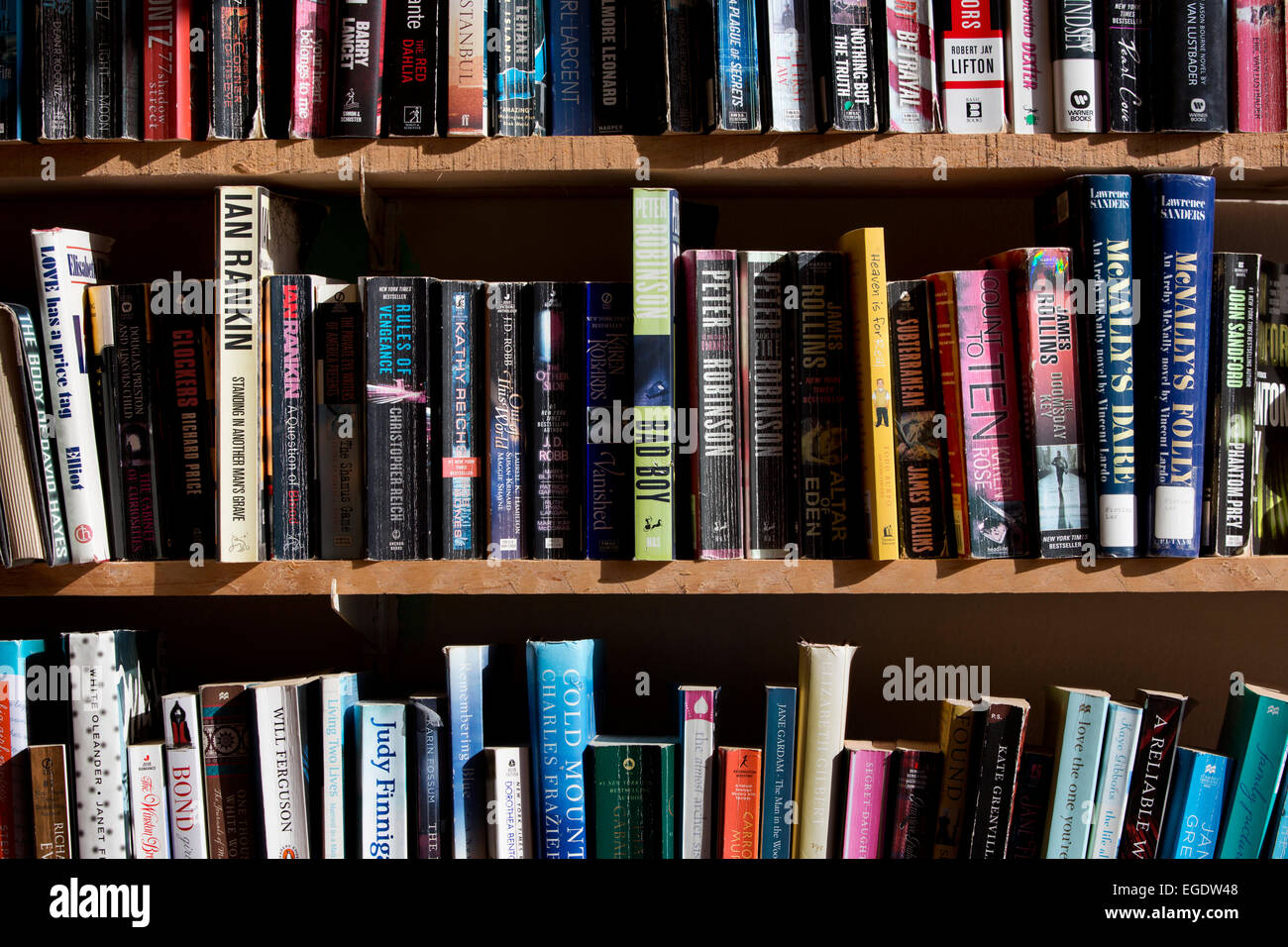 Utilizzate i libri tascabili ripiani Foto Stock