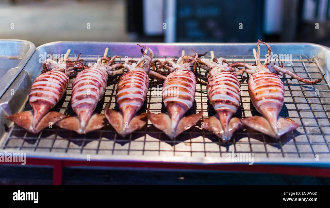 Calamari alla griglia su un mercato tailandese Foto Stock