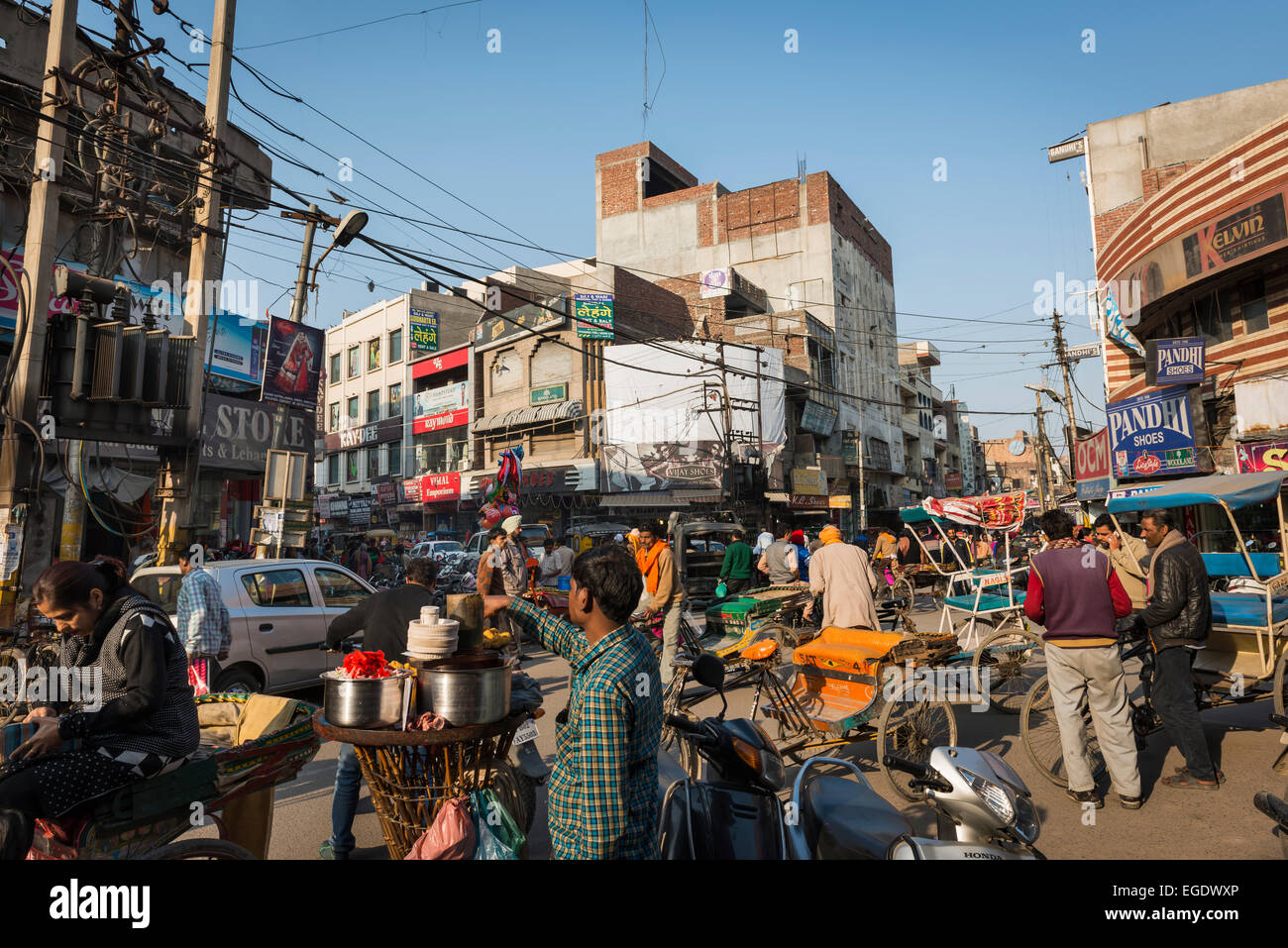 Caotica e vivace centro città di Amritsar Punjab, India Foto Stock