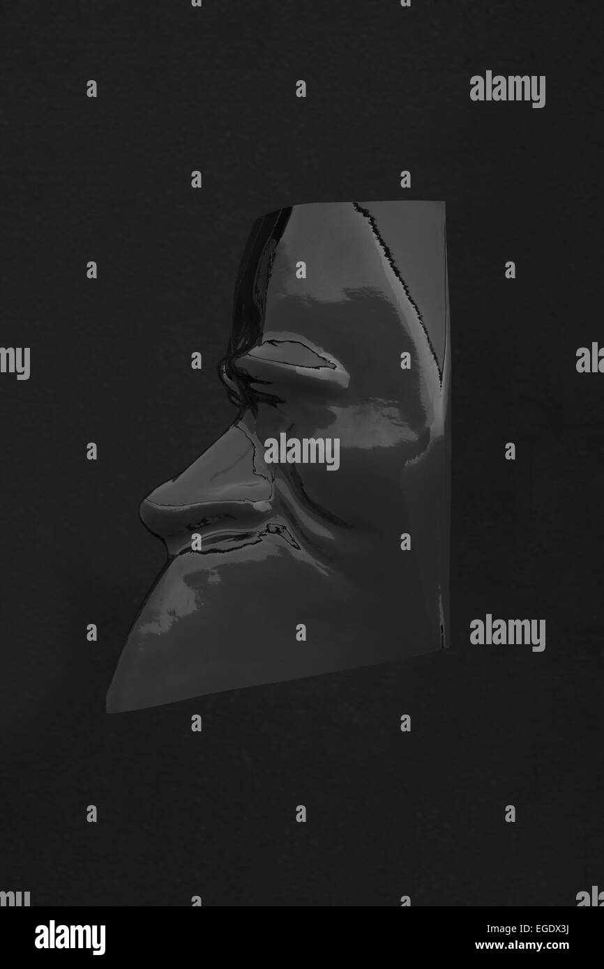 Il carnevale nero lucido profilo di maschera su nero Foto Stock