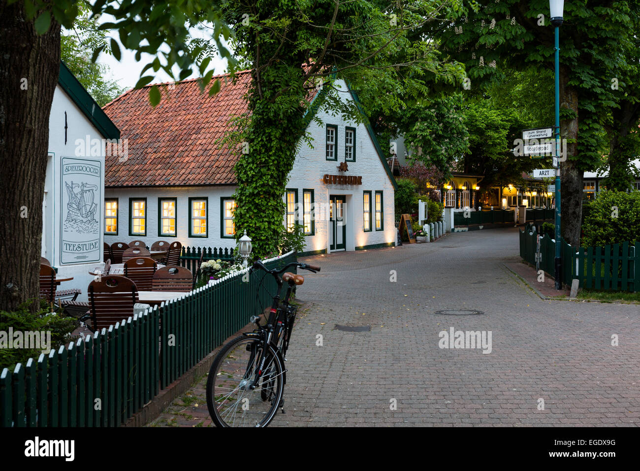 Strada di Spiekeroog al crepuscolo, Spiekeroog Island, Nationalpark, Mare del Nord est delle Isole Frisone, Frisia orientale, Bassa Sassonia, Germania, Europa Foto Stock