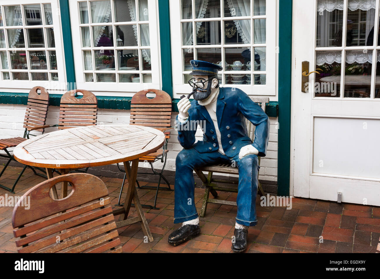 La figura di un marinaio di fronte ad un ristorante, Spiekeroog Island, Nationalpark, Mare del Nord est delle Isole Frisone, Frisia orientale, Bassa Sassonia, Germania, Europa Foto Stock