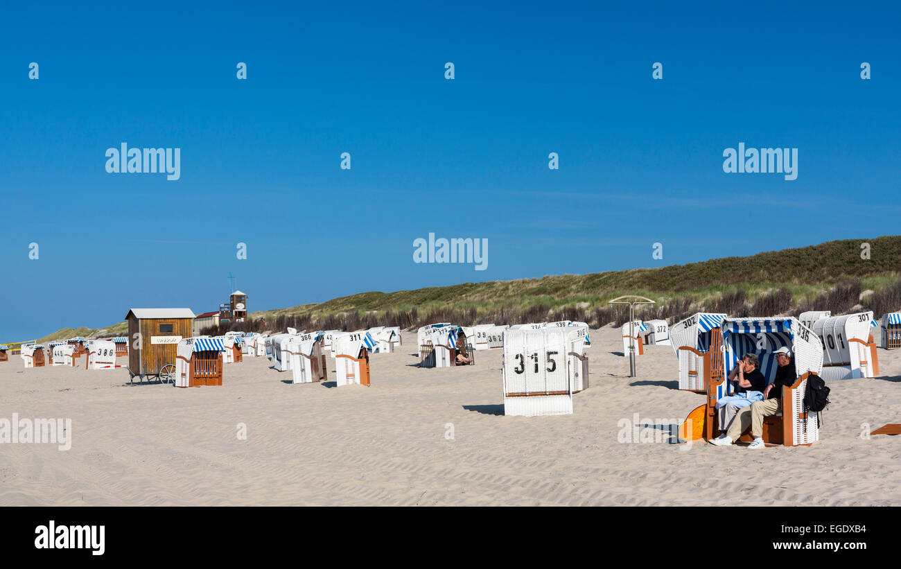 Sedie a sdraio sulla spiaggia con dune in background, Spiekeroog Island, nel Mare del Nord est delle Isole Frisone, Frisia orientale, Bassa Sassonia, Germania, Europa Foto Stock
