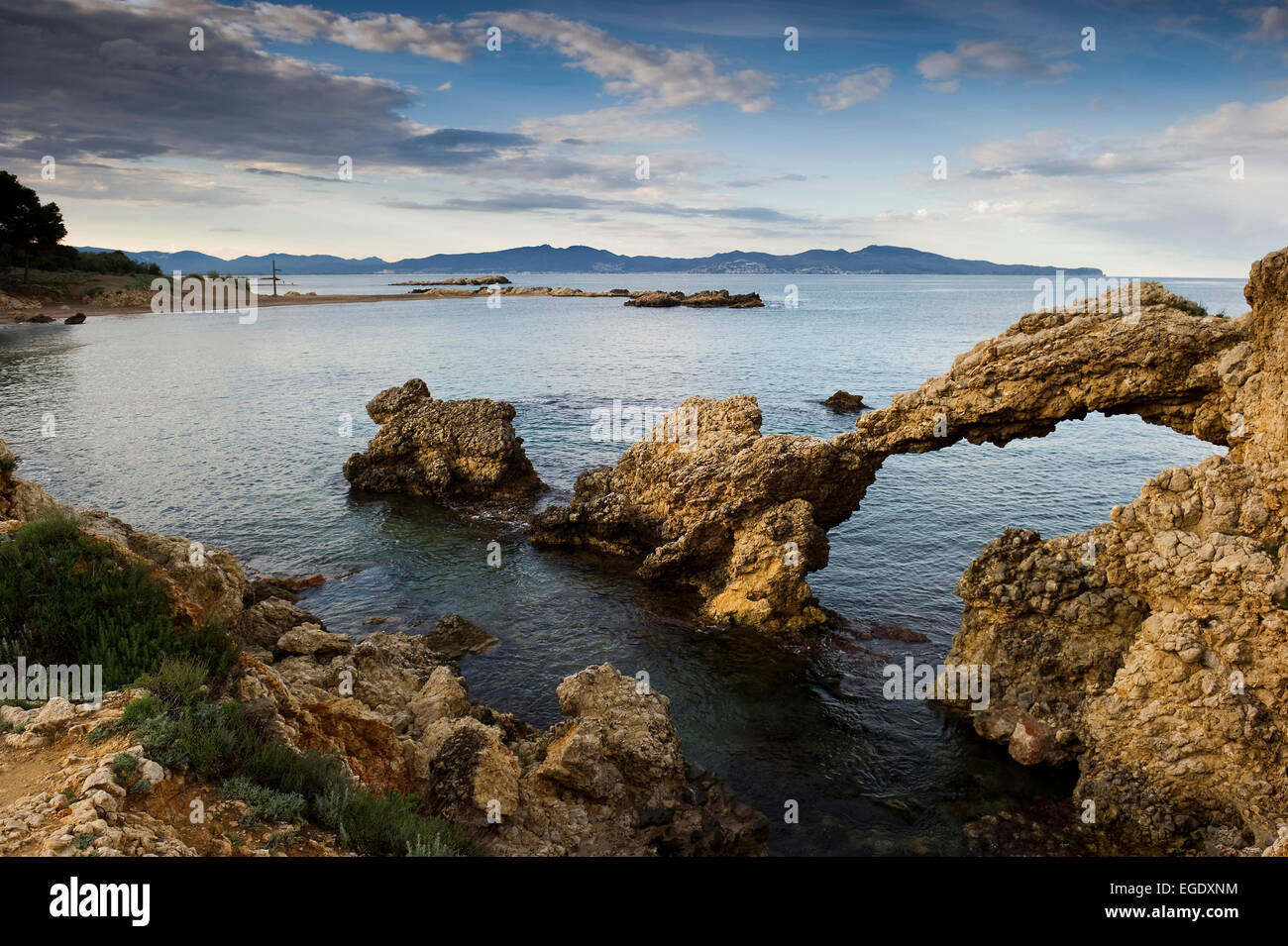 Spiaggia e costa rocciosa nei pressi di L'Escala, in Costa Brava Costa Brava, Spagna Foto Stock