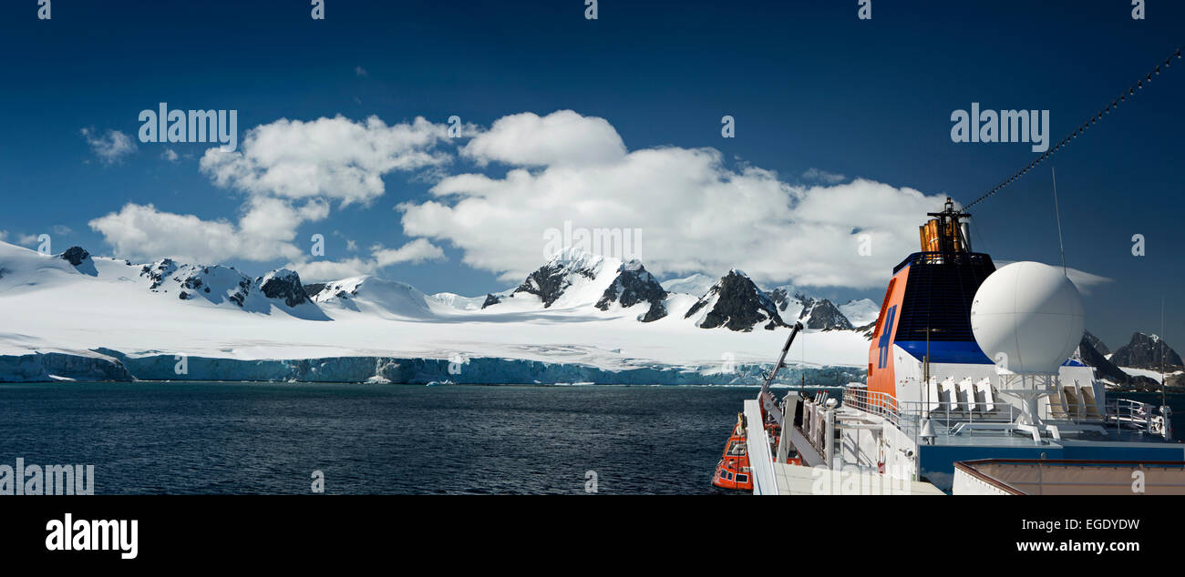 A sud delle Isole Orkney, Antartico nave da crociera MS Hanseatic all isola di Laurie, panoramica Foto Stock