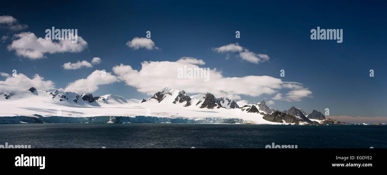 A sud delle Isole Orkney, Isola di Laurie costa, innevate montagne costiere, panoramica Foto Stock