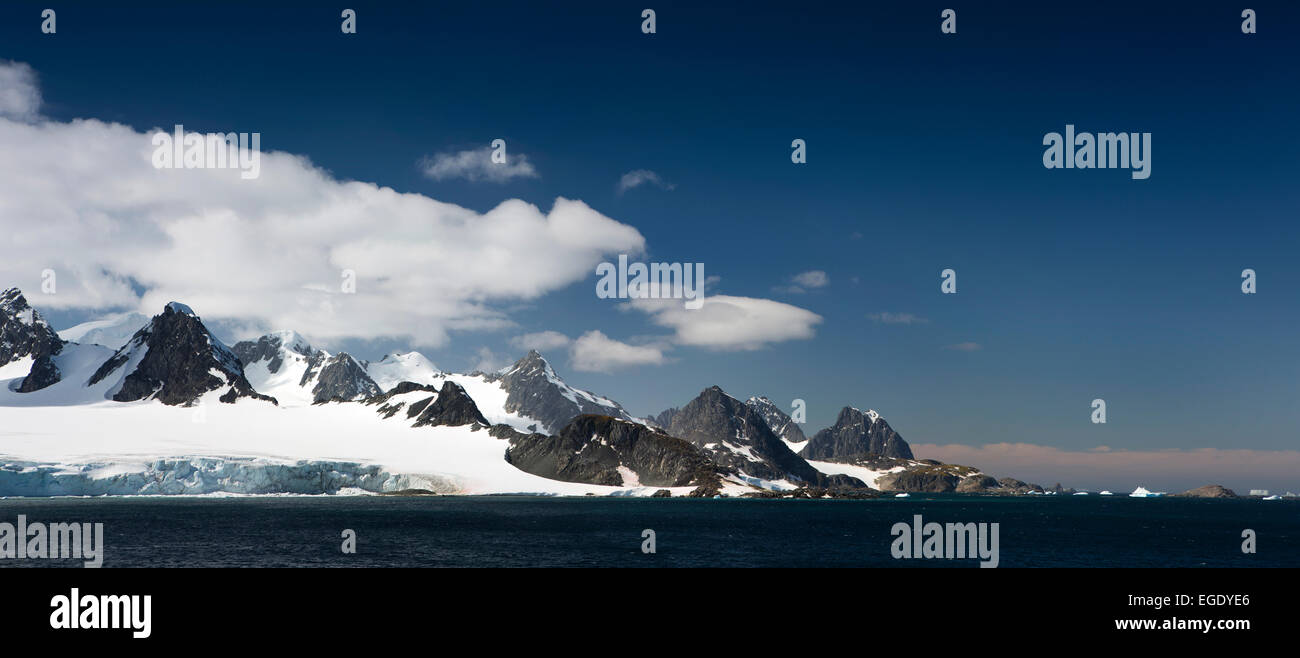A sud delle Isole Orkney, Isola di Laurie costa, innevate montagne costiere, panoramica Foto Stock