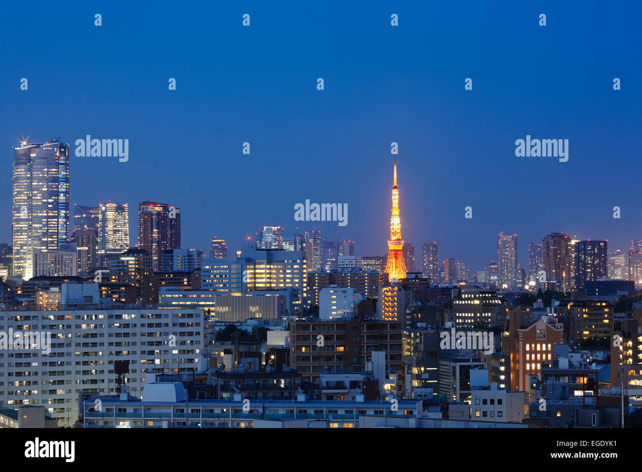 La Torre di Tokyo e sullo skyline al tramonto, Tokyo, Giappone Foto Stock