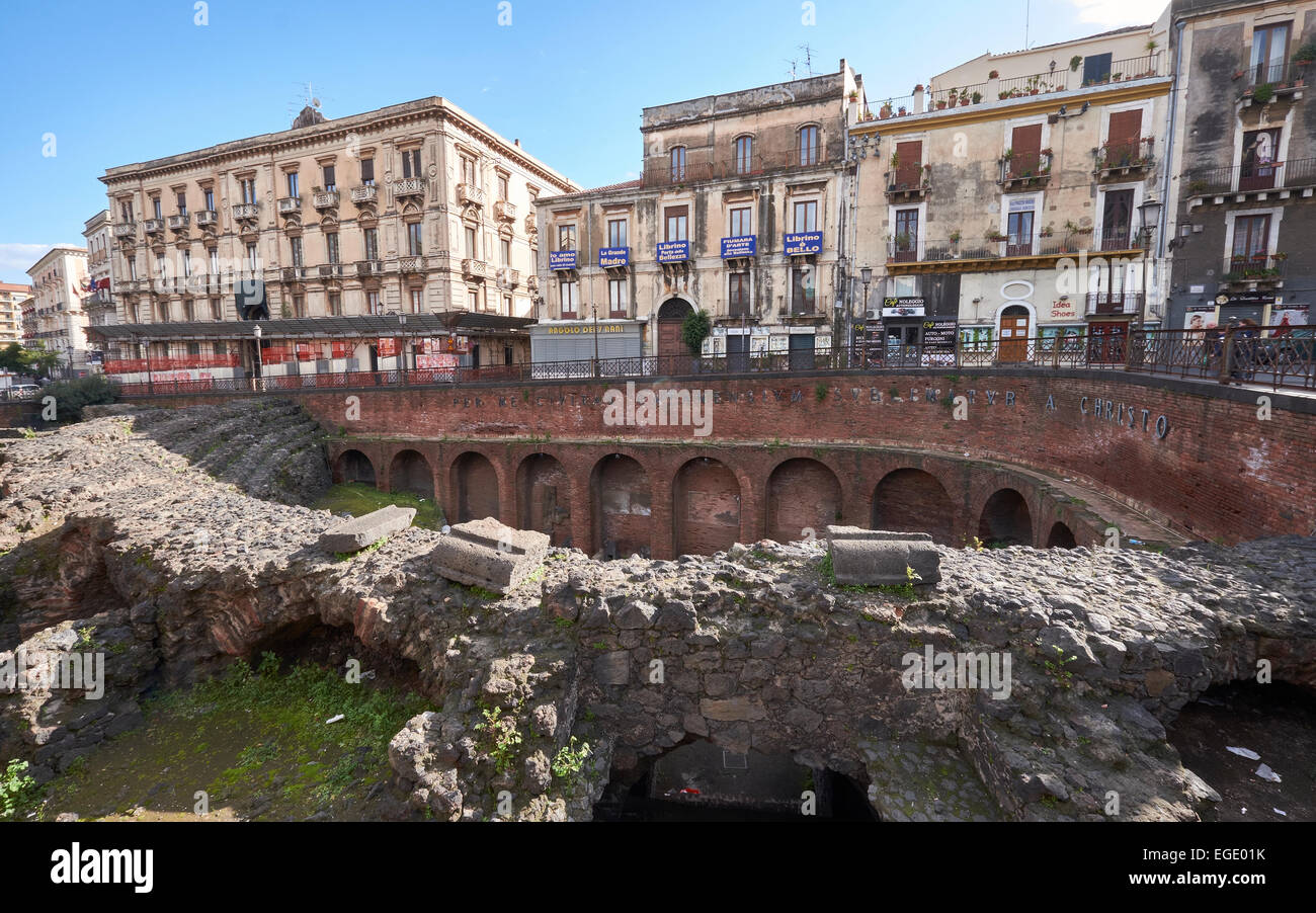 Antico anfiteatro rovine romane di Catania, Sicilia, Italia. Turismo italiano, viaggi e meta di vacanza. Foto Stock