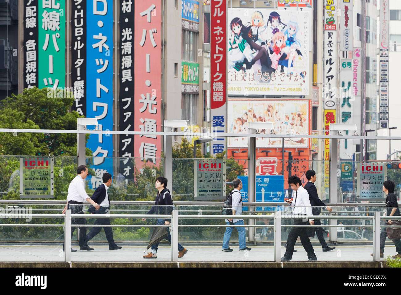 La gente a piedi nella parte anteriore dei pannelli pubblicitari, Akiharbara, Tokyo, Giappone Foto Stock