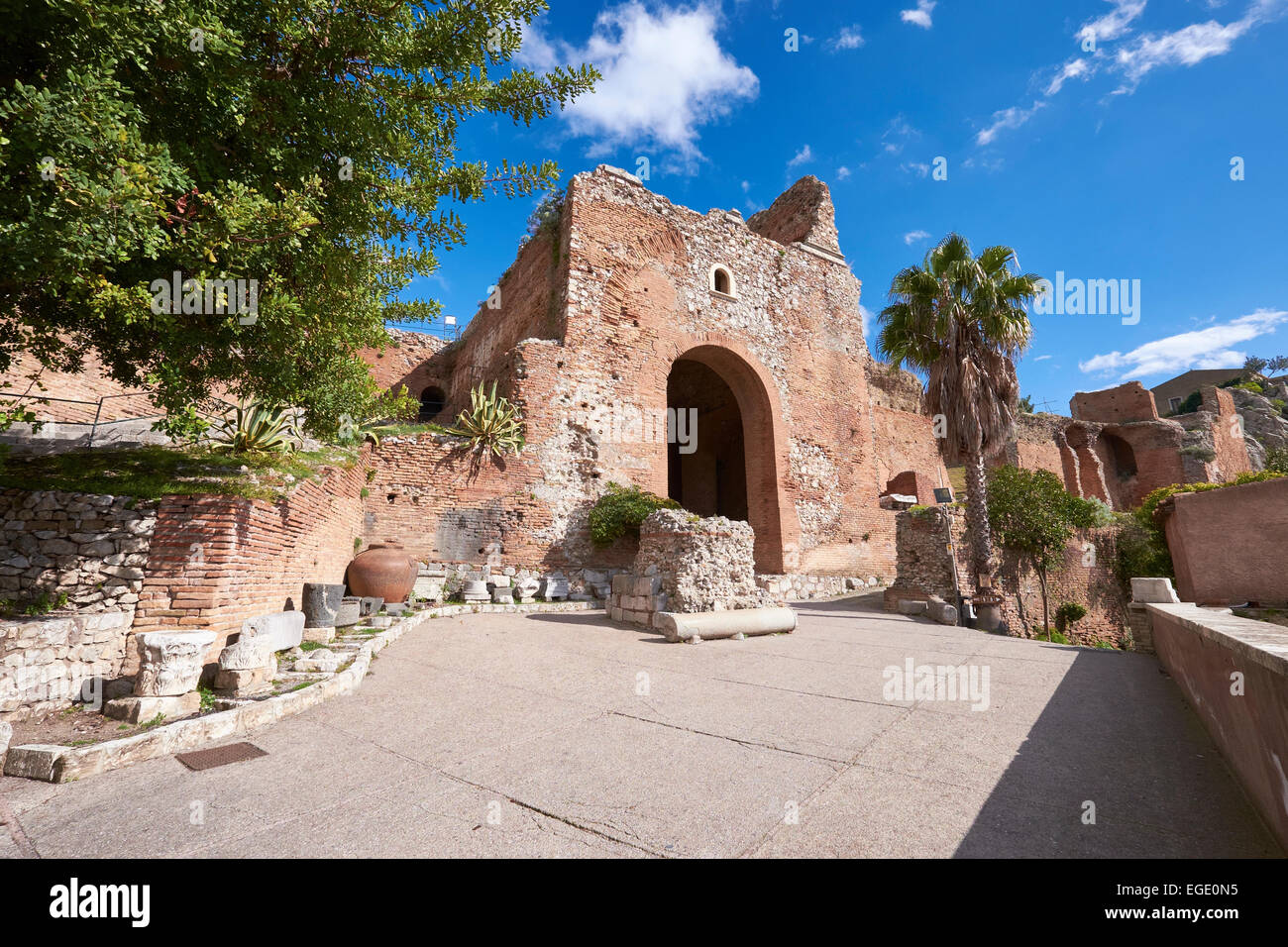 Anfiteatro di Taormina, Sicilia, Italia. Turismo italiano, viaggi e meta di vacanza. Foto Stock
