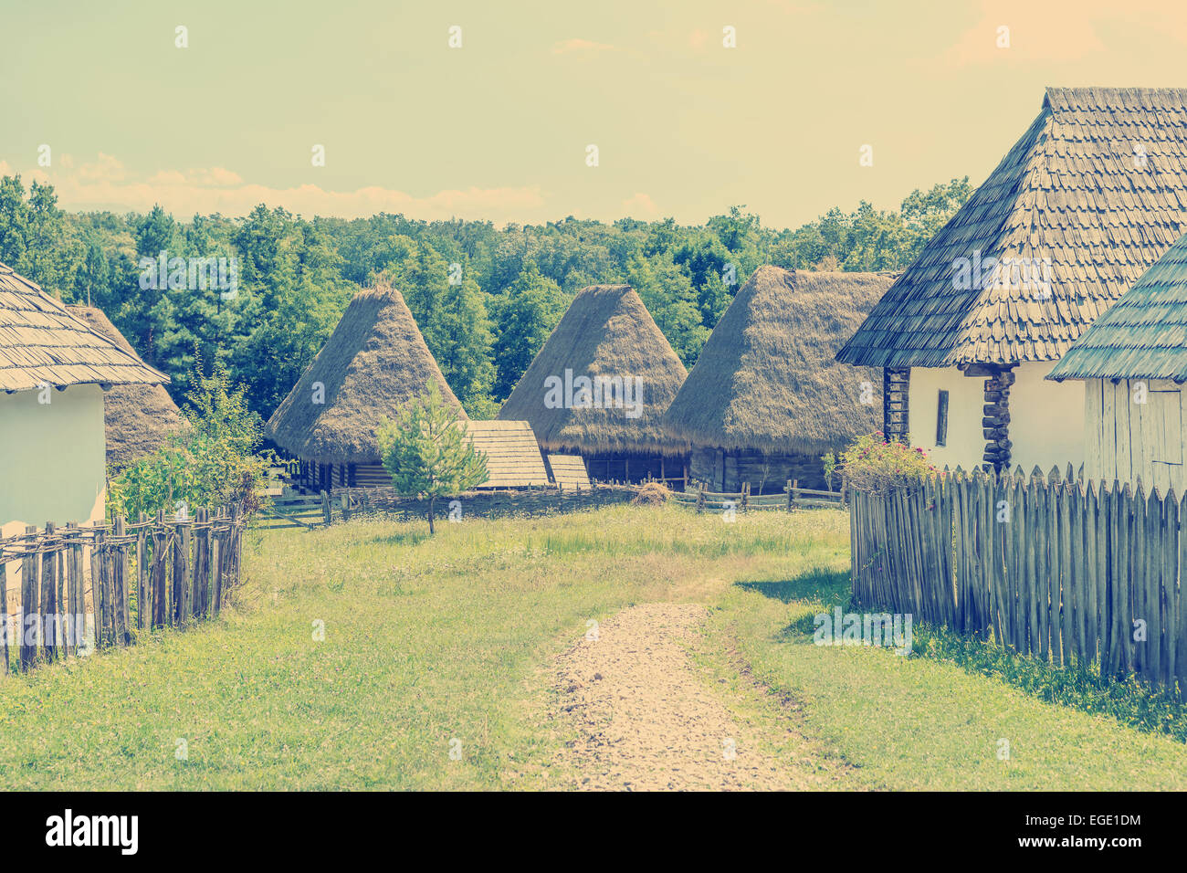 Effetto vintage del villaggio rumeno nei Carpazi Foto Stock