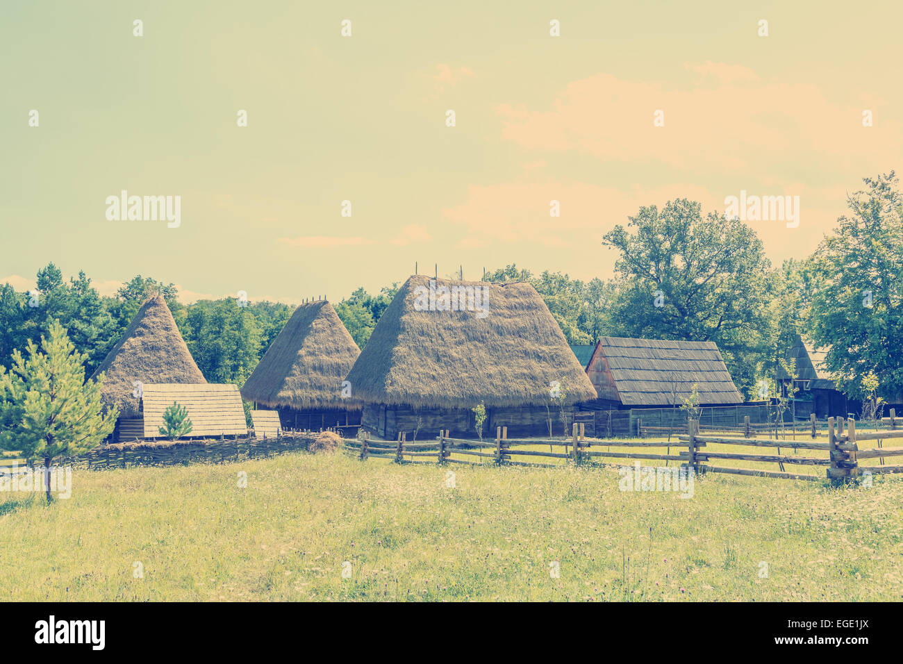 Effetto vintage del villaggio rumeno nei Carpazi Foto Stock