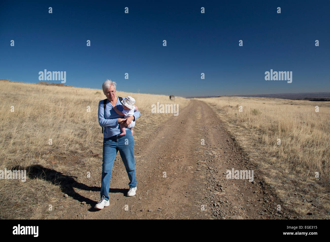 Golden, Colorado - Susan Newell, 66, porta a suo nipote, Adam Hjermstad Jr., durante le escursioni sul nord di Table Mountain. Foto Stock