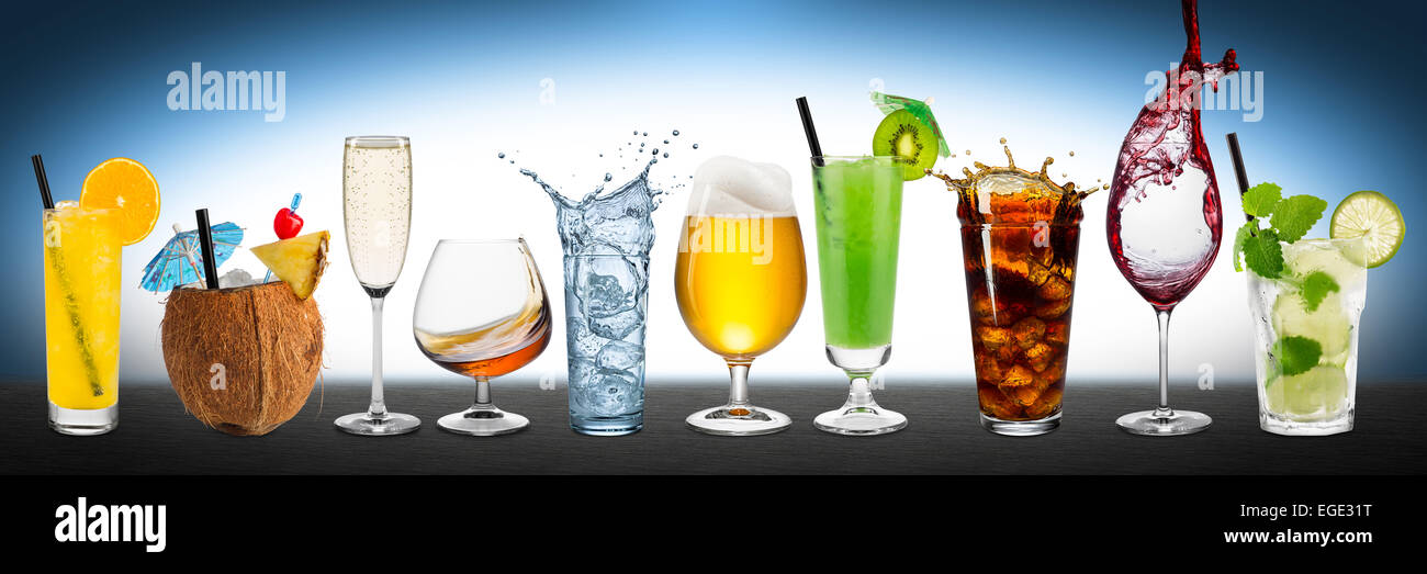 Fila di bevande varie su sfondo blu Foto Stock