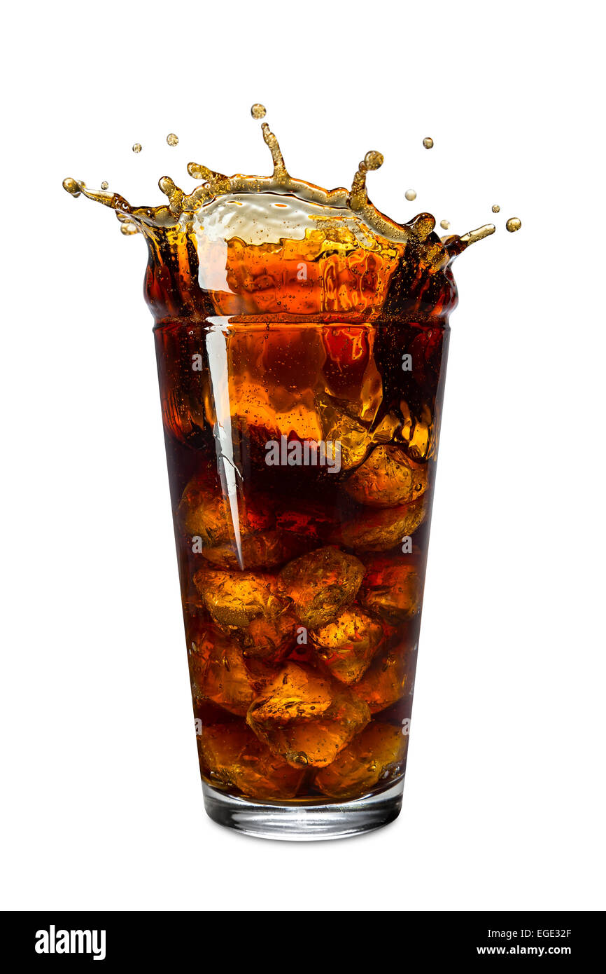 Gli spruzzi di ghiaccio nel bicchiere di coca cola Foto Stock