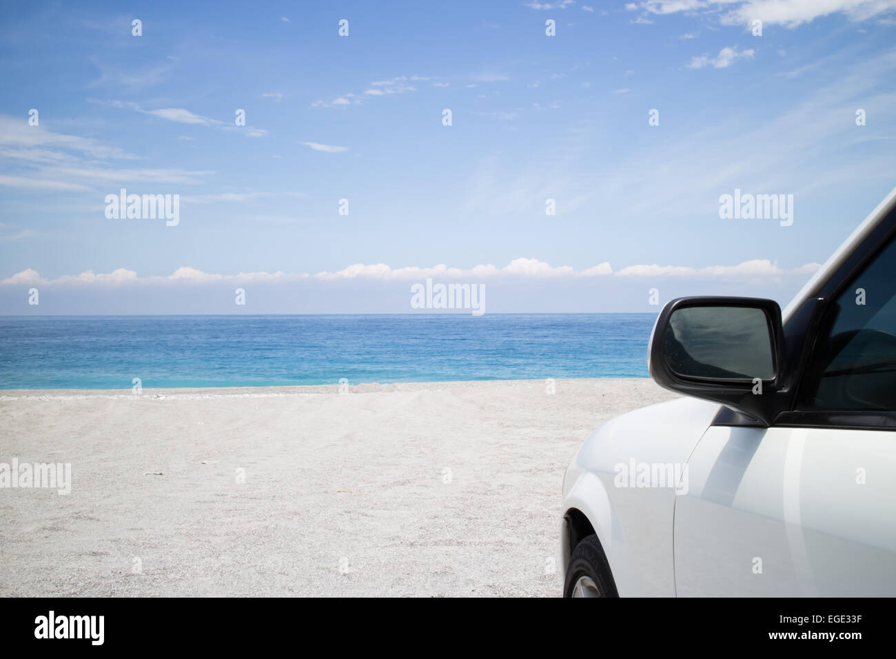 Viaggio su strada, parcheggio auto sulla spiaggia Foto Stock