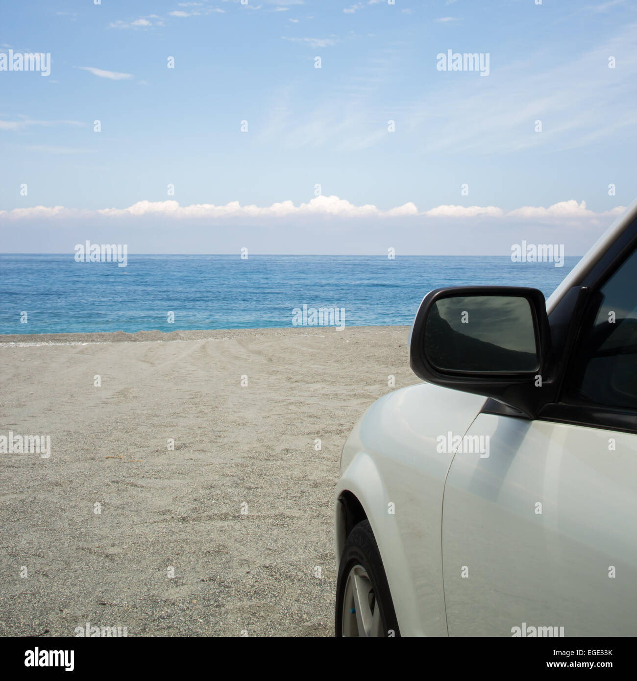 Viaggio su strada, parcheggio auto sulla spiaggia Foto Stock