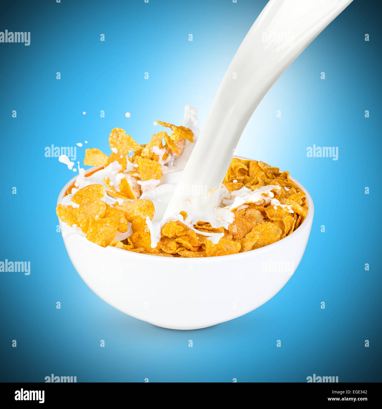 Gli spruzzi di latte in fiocchi di mais ciotola Foto Stock