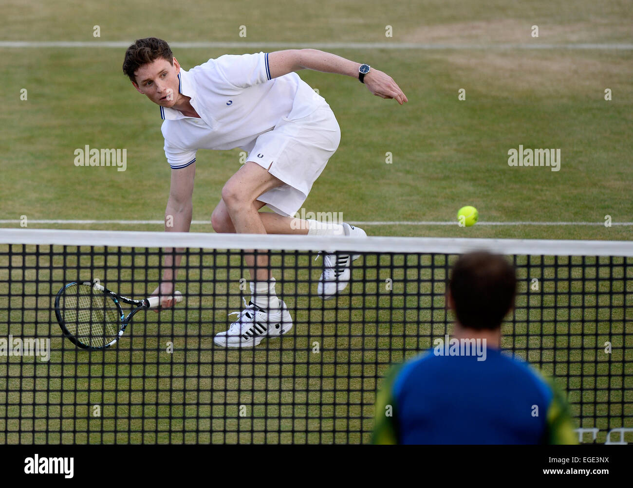 Attore Eddie Redmayne gioca tennis durante un match di beneficenza a Queen's Club di Londra 2013. Redmayne recentemente ha vinto un Oscar nel 2015. Foto Stock