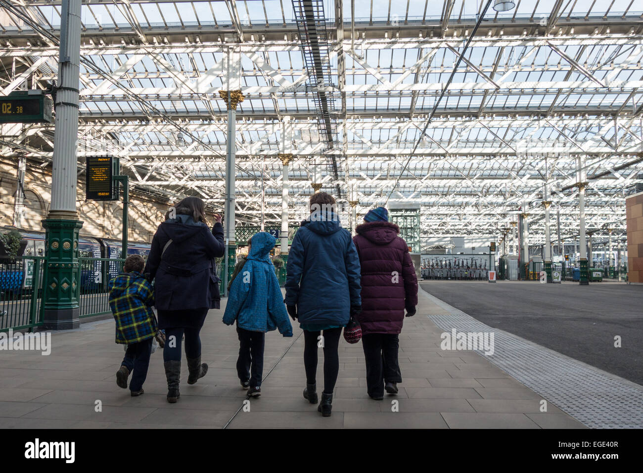 Passeggeri, dalla stazione di Waverley, Edimburgo Foto Stock