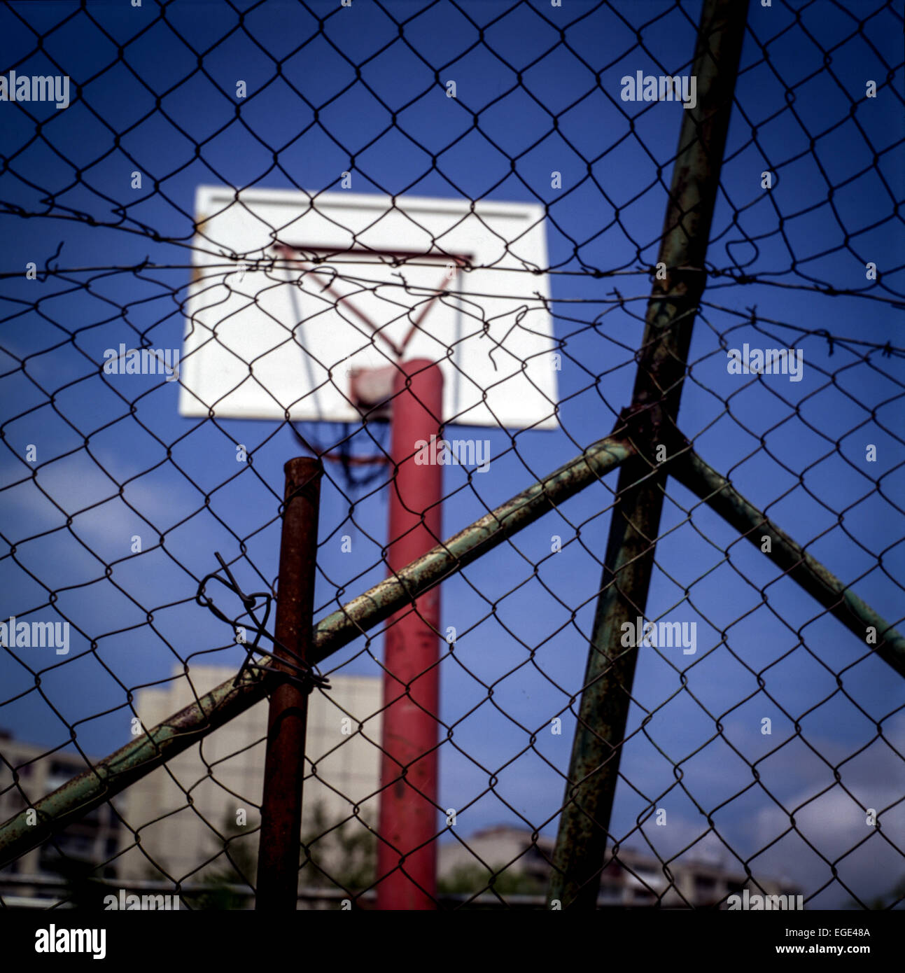 Basketball hoop contro il cielo blu Foto Stock