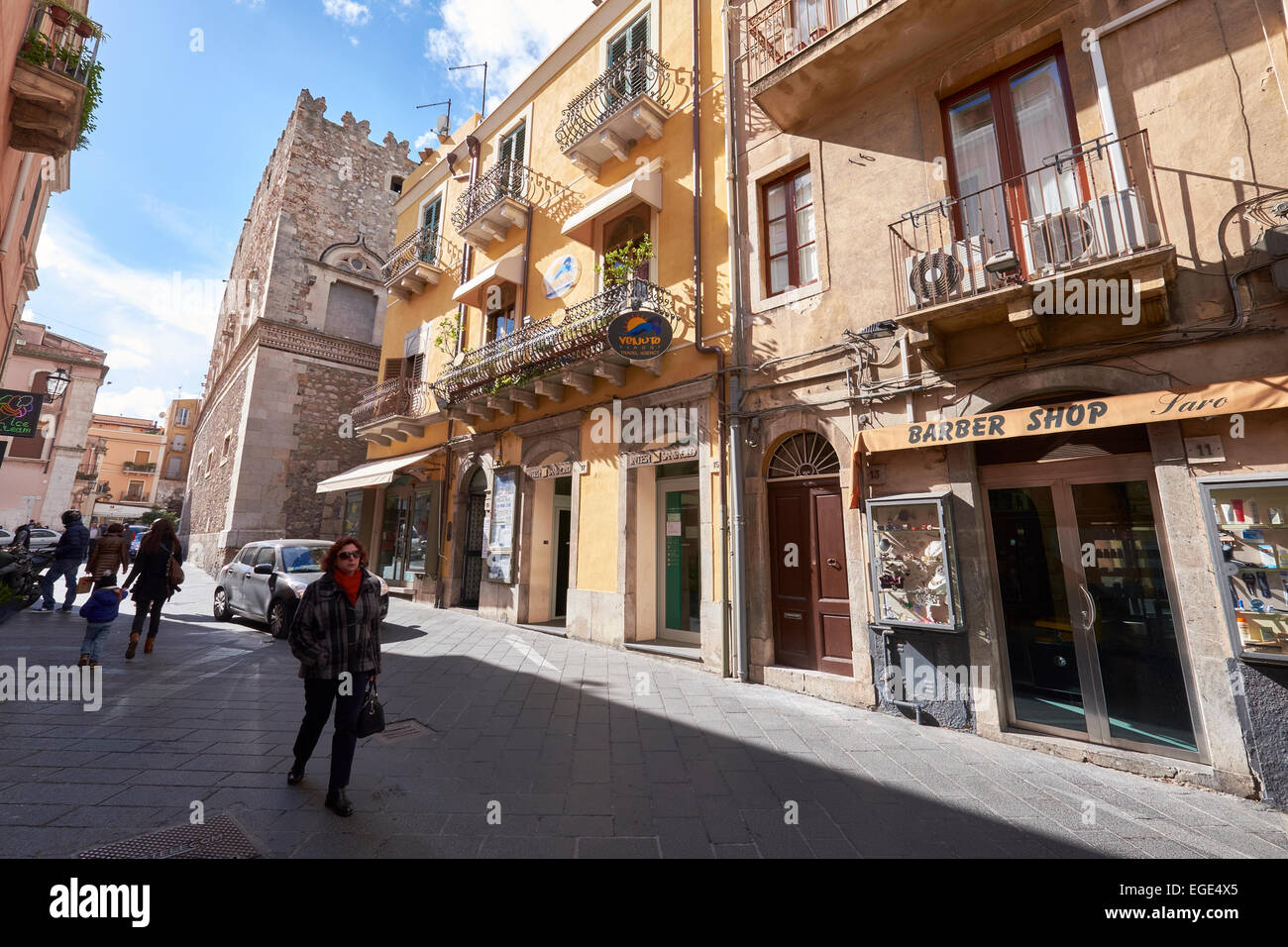 Scena di strada a Taormina, Sicilia, Italia. Turismo italiano, viaggi e meta di vacanza. Foto Stock