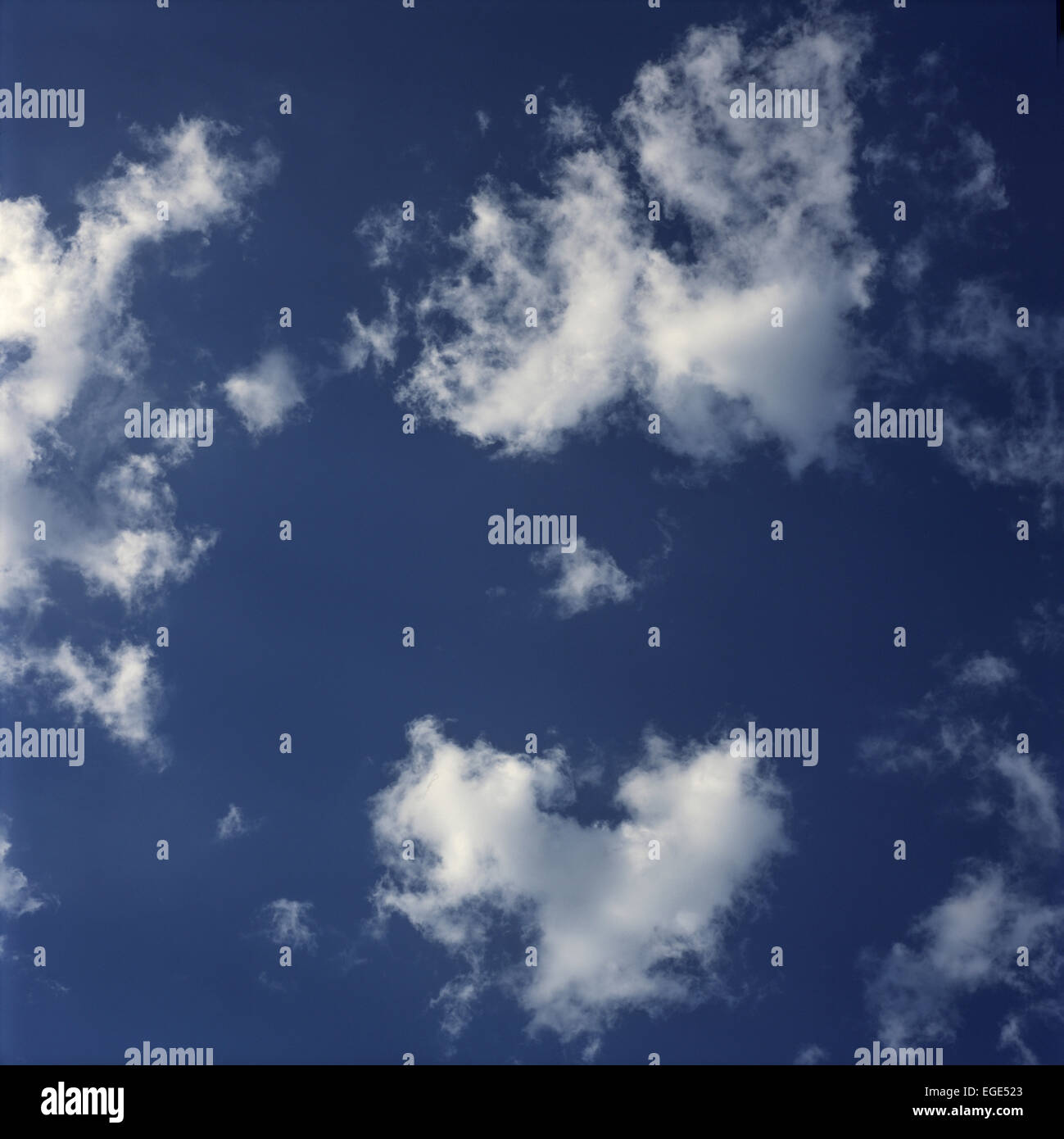 cielo blu con nuvole soffici Foto Stock