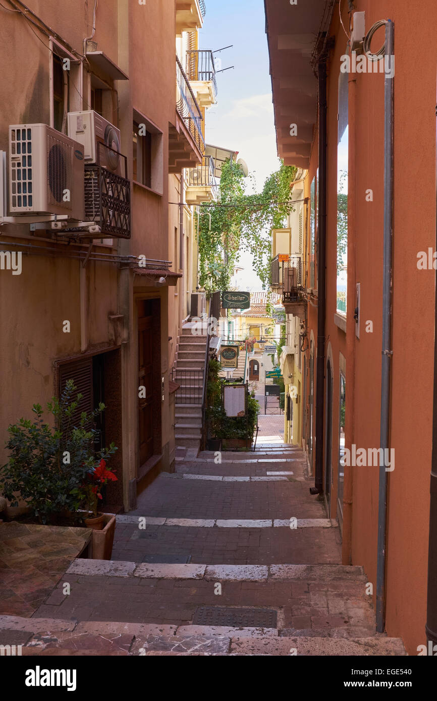Scena di strada a Taormina, Sicilia, Italia. Turismo italiano, viaggi e meta di vacanza. Foto Stock