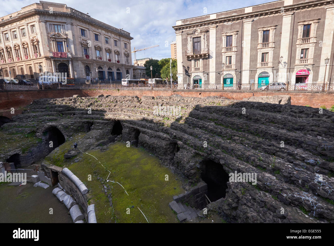 Antico anfiteatro rovine romane di Catania, Sicilia, Italia. Turismo italiano, viaggi e meta di vacanza. Foto Stock